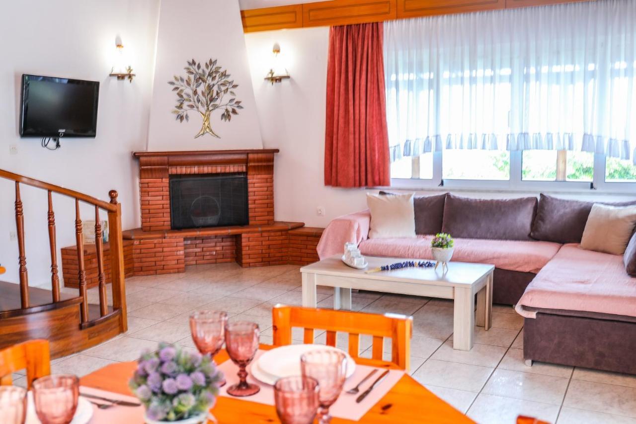 Villa Mitzelos *