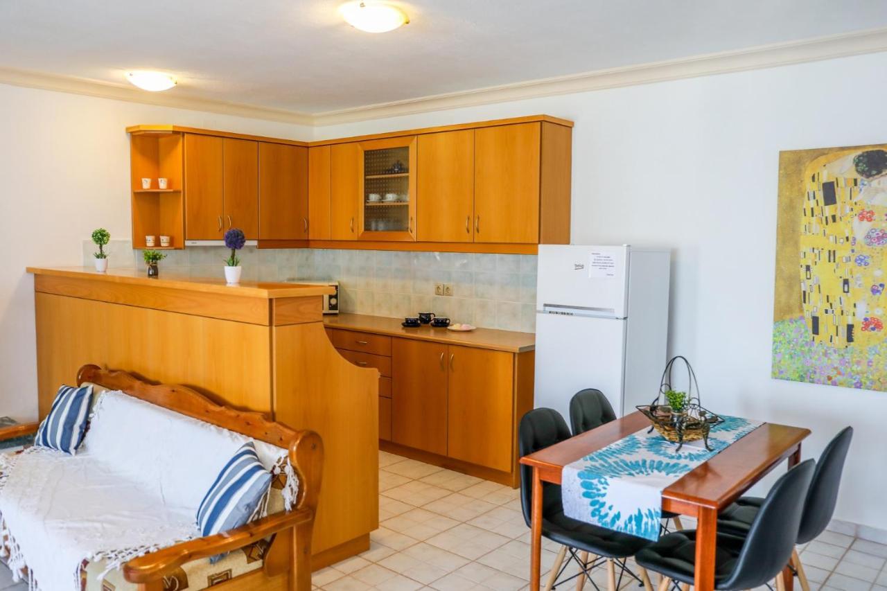 Mitzelos Villa *